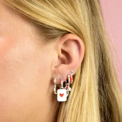 Zilverkleurige oorbellen met rode kraaltjes