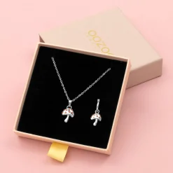 Zilverkleurige oorring + ketting set met een paddenstoel bedeltje