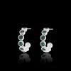 Zilverkleurige oorringen met groene strass steentjes