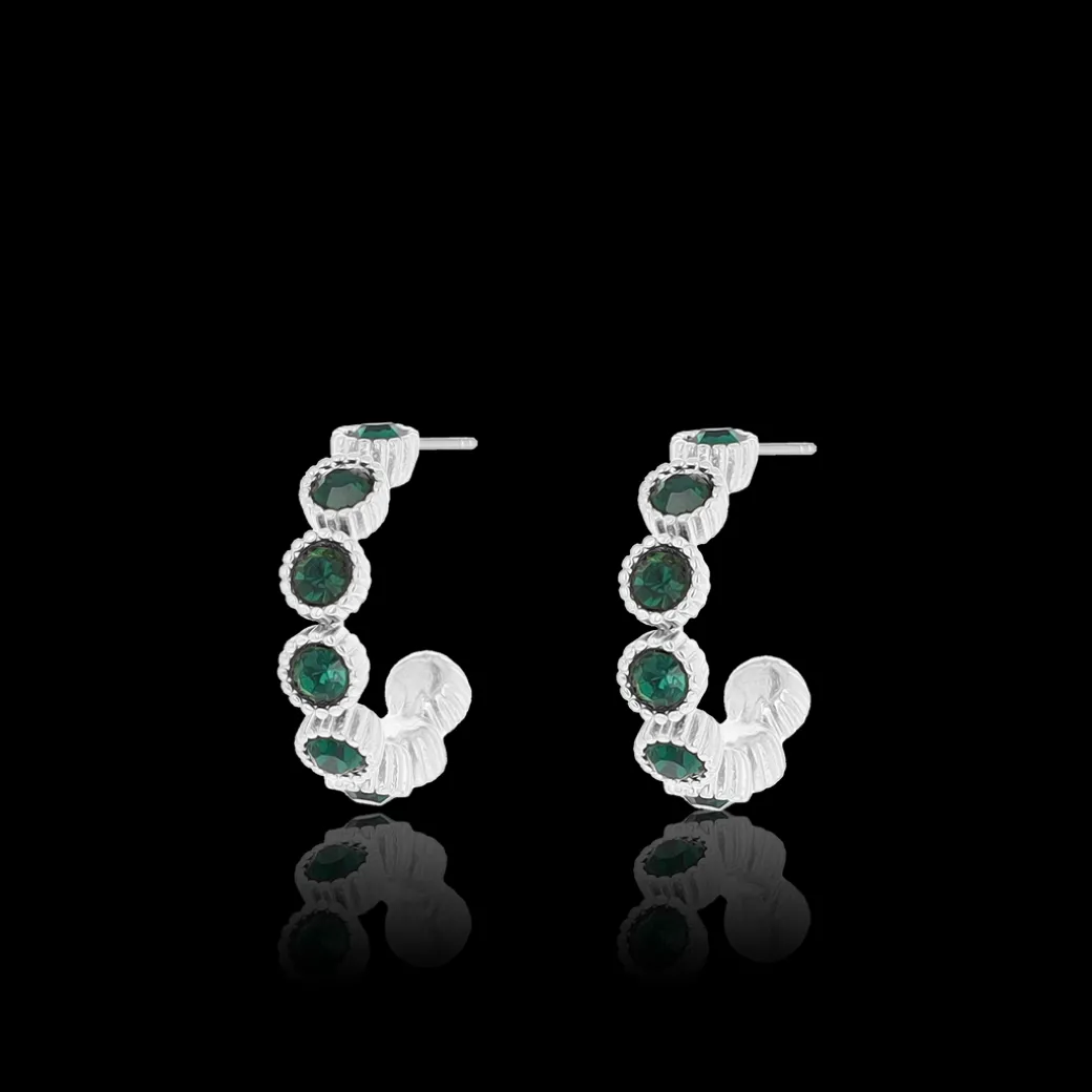 Zilverkleurige oorringen met groene strass steentjes