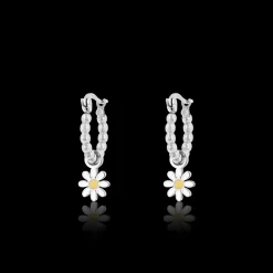 Zilverkleurige oorringen met witte bloem bedeltje