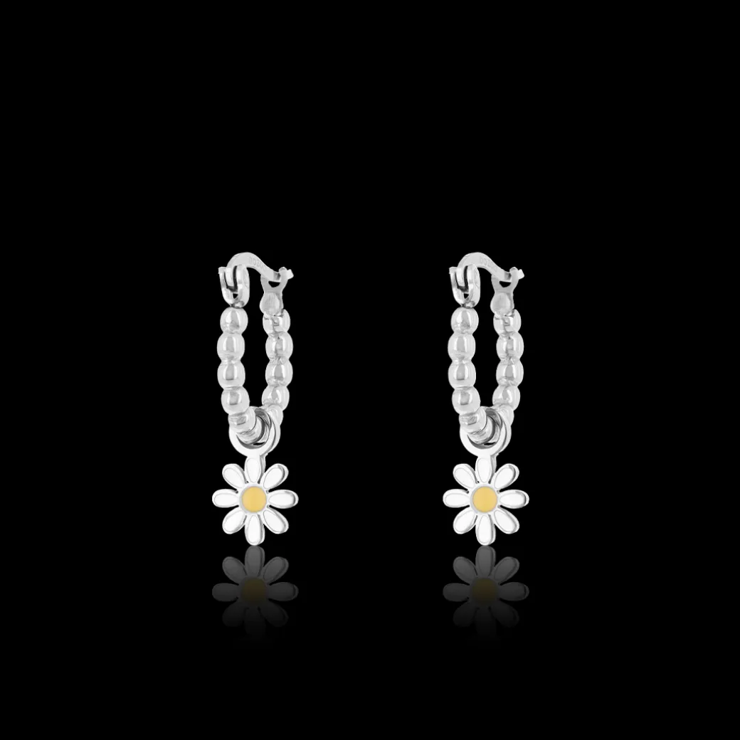 Zilverkleurige oorringen met witte bloem bedeltje