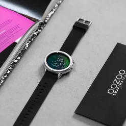 Zilverkleurige OOZOO smartwatch met zwarte rubber band - Q00300