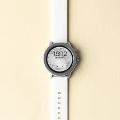 Zilverkleurige OOZOO smartwatch met witte rubber band - Q00310