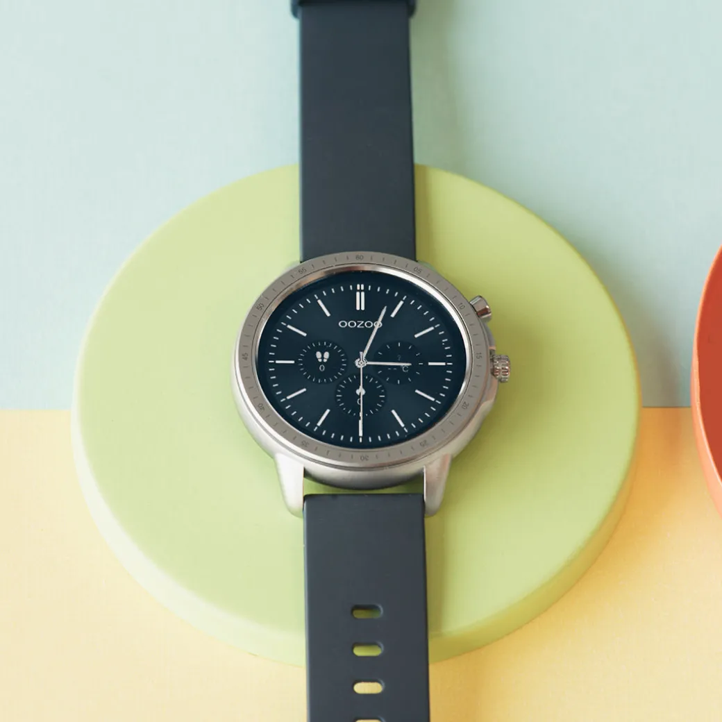 Zilverkleurige OOZOO smartwatch met donker blauwe rubber band - Q00315