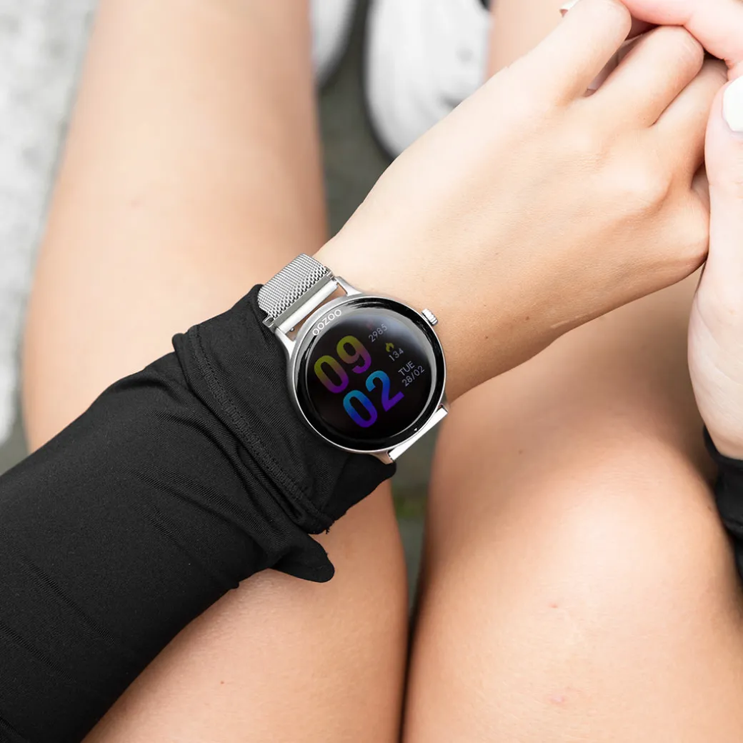 Zilverkleurige OOZOO smartwatch met zilverkleurige metalen mesh armband - Q00135