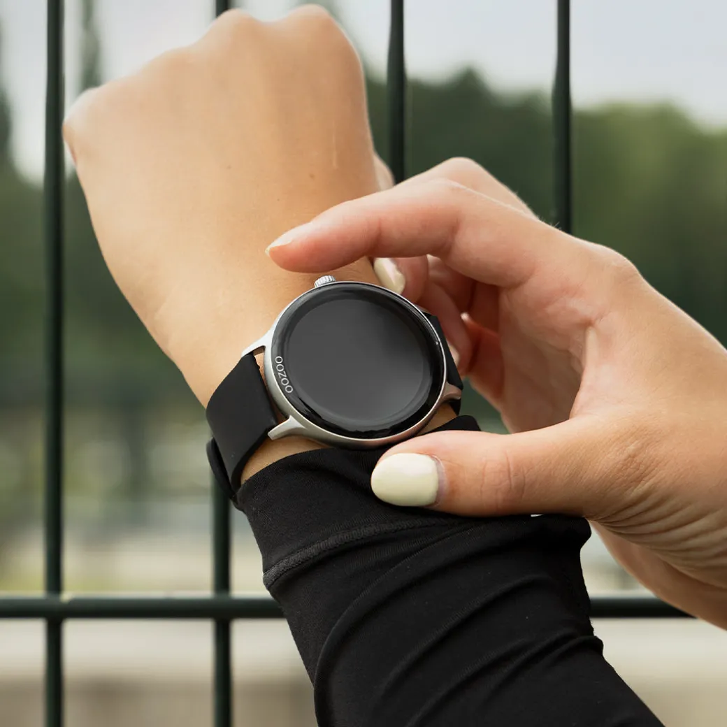 Zilverkleurige OOZOO smartwatch met zwarte rubber band - Q00130