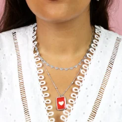 Zilverkleurig/rode ketting met een hart plaatje