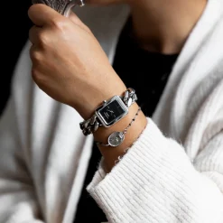 Zilverkleurig/zwarte armband met een haas