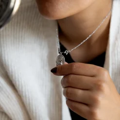 Zilverkleurig/zwarte ketting met een haas