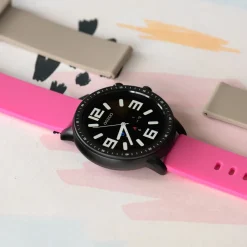 Zwarte OOZOO smartwatch met framboos roze rubber band - Q00331